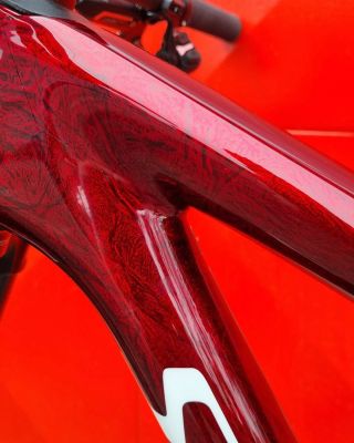 Specialized S-Works Epic World Cup je špičkové závodní XC kolo, které kombinuje lehkost hardtailu s ovladatelností...