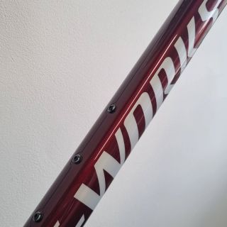Specialized Tarmac SL8 S-Works je špičkové závodní kolo s karbonovým rámem (685 g), které kombinuje lehkost, aerodynamiku...