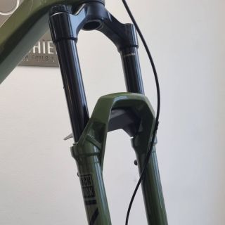 Bold Linkin LT je výkonné celoodpružené enduro kolo švýcarské značky Bold Cycles, známé svým unikátním designem s vnitřně...